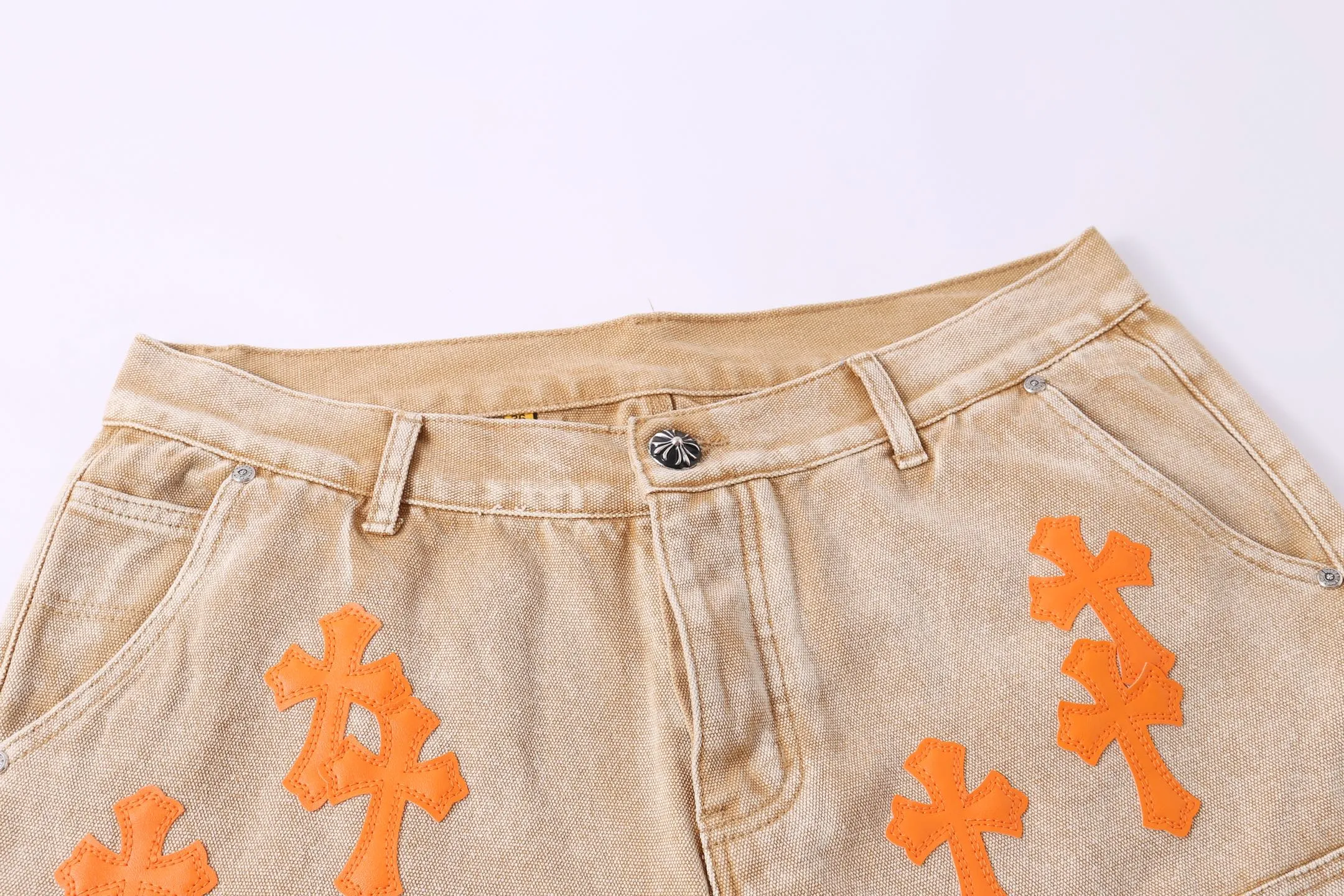 P240 Style No.: H894 GALLERY DEPT. & 𝐂𝐡𝐫𝐨𝐦𝐞 𝐇𝐞𝐚𝐫𝐭 Croxin co-branded ss25 wood splash ink hand-painted stitching multi-pocket micro-flared denim shorts. Styles with different washed textures are very friendly to people with thin legs. The micro-flared version perfectly modifies the leg shape. The timeless and moderate length makes it easy to match and match. It is the basis for various styles and is a must-have in your wardrobe! The fabric is stiff but also makes the upper body soft without losing texture. The washing process is even more perfect. It is a must-have item for everyone! ! ! Washed wheat, tag, pants label, three labels complete Color: Khaki Size: 28-30-32-34-36
